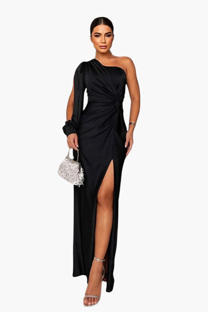 Dawn – Glamourös klänning med midjedetalj och one-shoulder-design