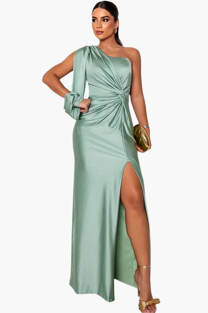 Dawn – Glamourös klänning med midjedetalj och one-shoulder-design
