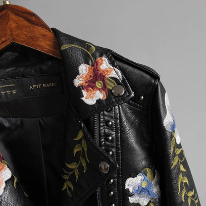 Damjacka med broderade blommor – Trendig bikerstil och elegant look
