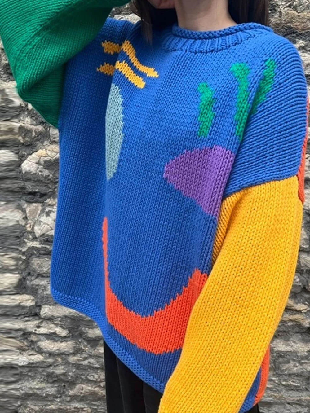 Unisex stickad tröja med konstnärligt smiley-motiv för avslappnad stil och vardagskomfort
