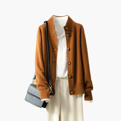 Damstickad cardigan med hög krage och knappar – elegant vardagsstil