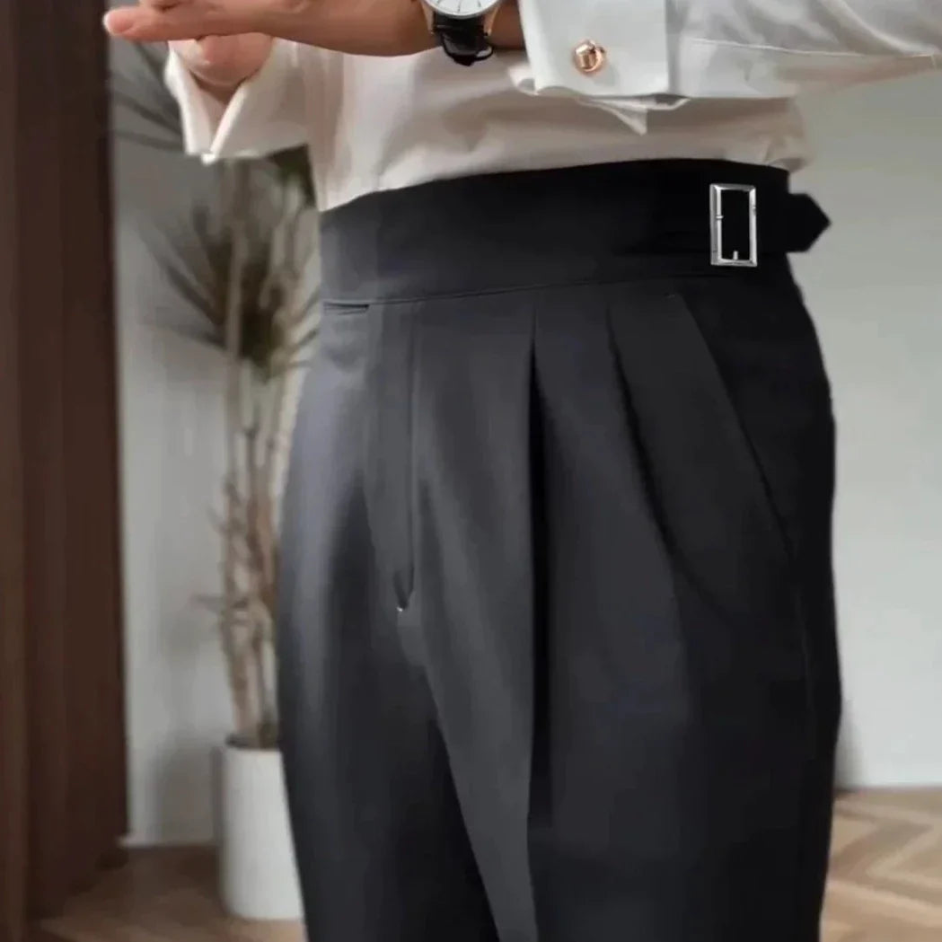 Herr – Högmidjade Skräddarsydda Byxor med Veck och Justerbart Spänne – Elegant och Tidlös Stil för Formella Tillfällen