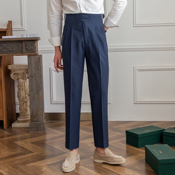 Herr – Högmidjade Skräddarsydda Byxor med Veck och Justerbart Spänne – Elegant och Tidlös Stil för Formella Tillfällen