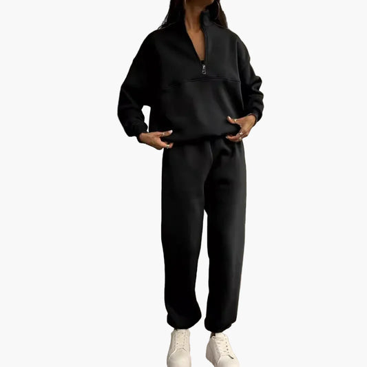 Damset med halvzip-tröja och avslappnade byxor – trendigt och bekvämt för vardag och fritid