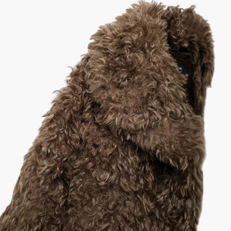 Damdunjacka i trendig oversized fuskpäls – Statement-plagg för höst och vinter