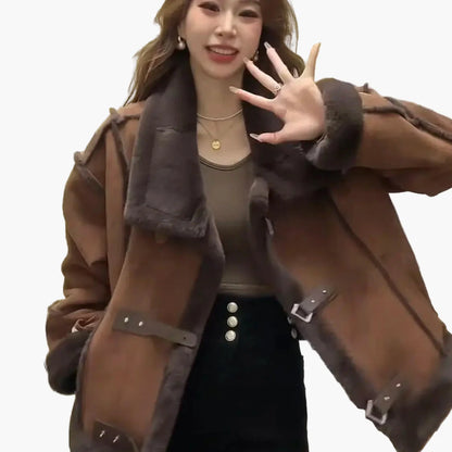 Damjacka i avslappnad vinterstil – Kort och trendig ytterjacka för vardagsbruk