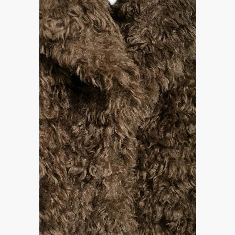 Damdunjacka i trendig oversized fuskpäls – Statement-plagg för höst och vinter