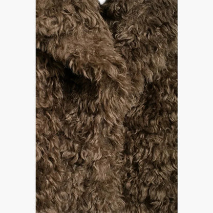 Damdunjacka i trendig oversized fuskpäls – Statement-plagg för höst och vinter