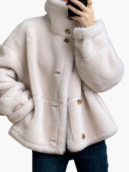 Damjacka i avslappnad vinterstil – urban och trendig ytterplagg för kalla dagar