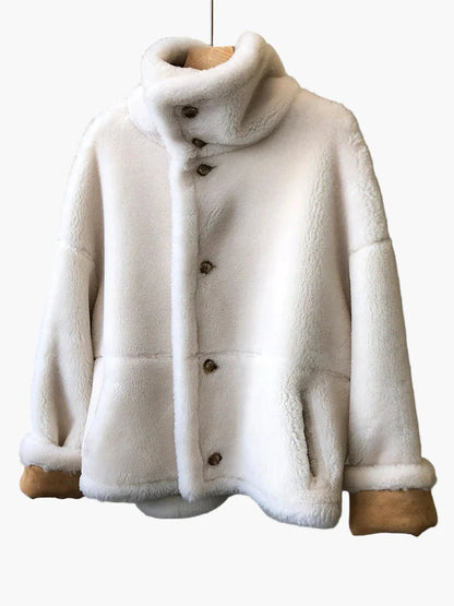 Damjacka i avslappnad vinterstil – urban och trendig ytterplagg för kalla dagar