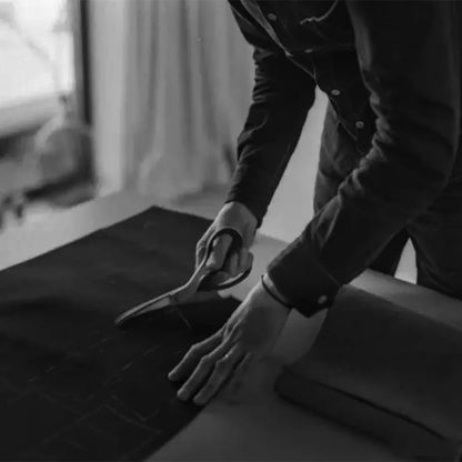 Herrkavaj i klassisk herringbone-mönster för affärs- och fritidsbruk