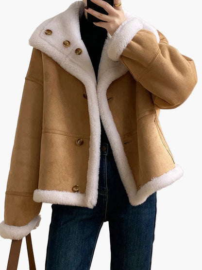 Damjacka i avslappnad vinterstil – urban och trendig ytterplagg för kalla dagar