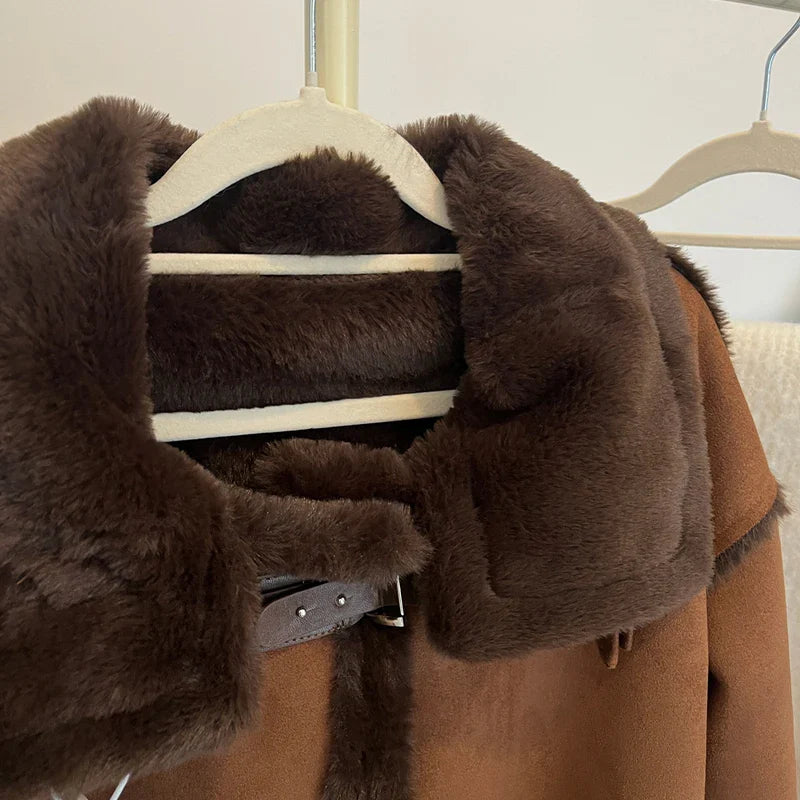 Damjacka i avslappnad vinterstil – Kort och trendig ytterjacka för vardagsbruk