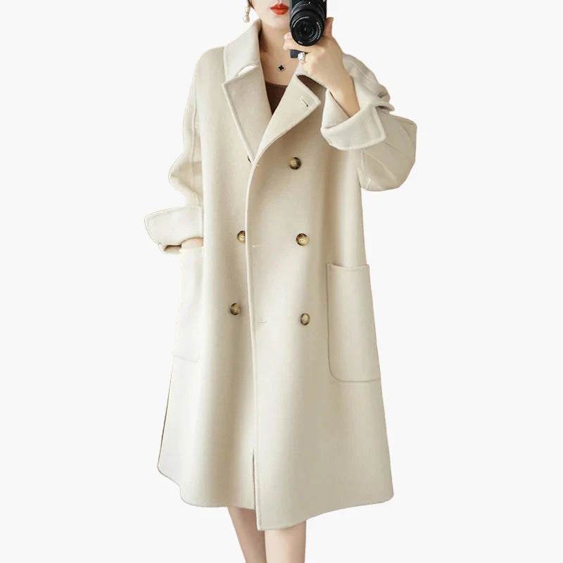 Damkappa i klassisk dubbelknäppt design för elegant vinterstil