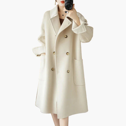 Damkappa i klassisk dubbelknäppt design för elegant vinterstil