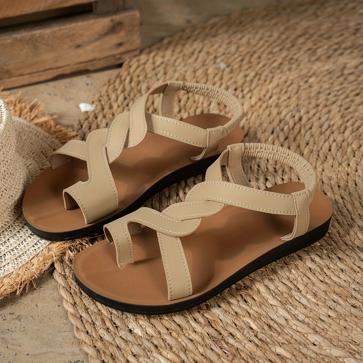 Dam Sandaler med Vågformade Remmar och Stjärndetalj – Platta Sommarsandaler för Semester och Strand