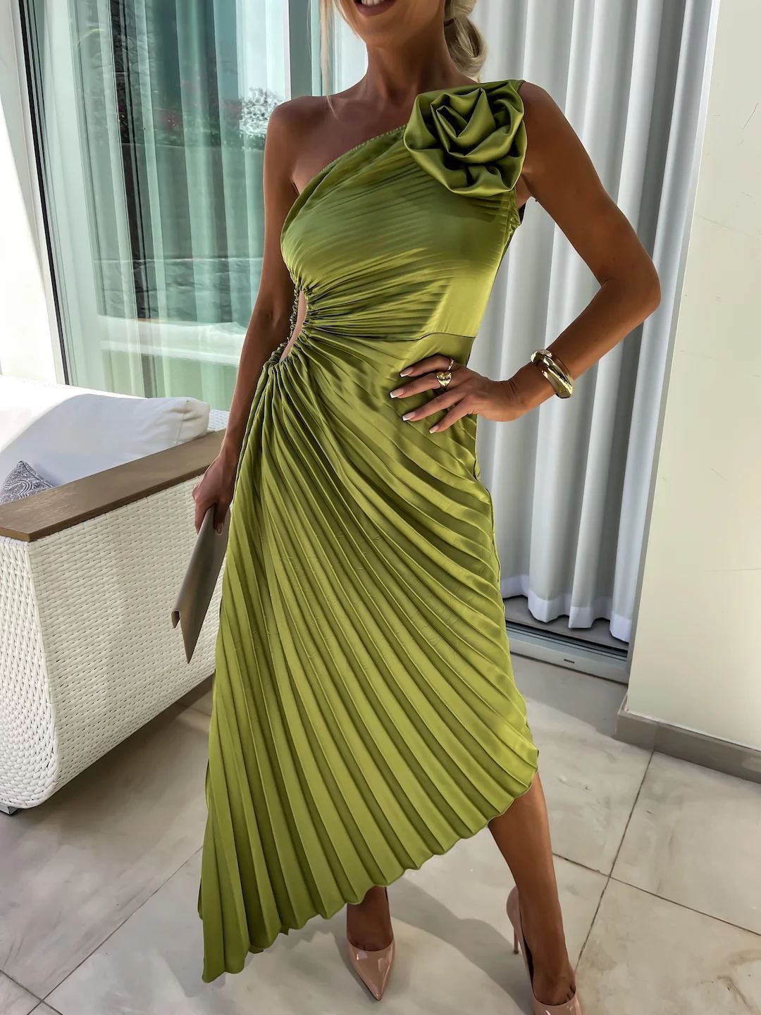 Dam Elegant Asymmetrisk Plisserad Cocktailklänning med Enaxlad Blomdetalj – Fest & Bröllop