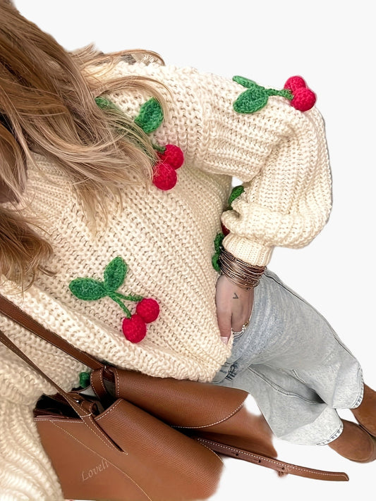 Damtröja med körsbärsbroderi – Söt och ledig stickad stil för höst och vinter