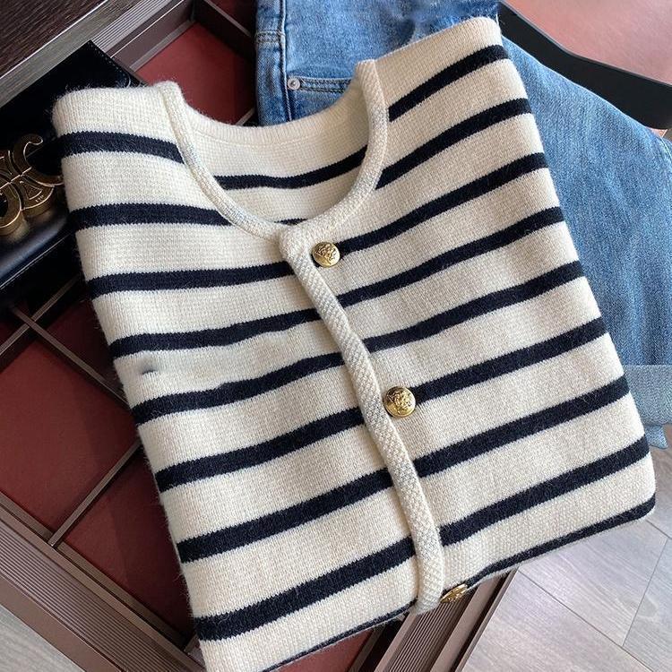 Susan – Kort Stickad Cardigan med Randigt Mönster