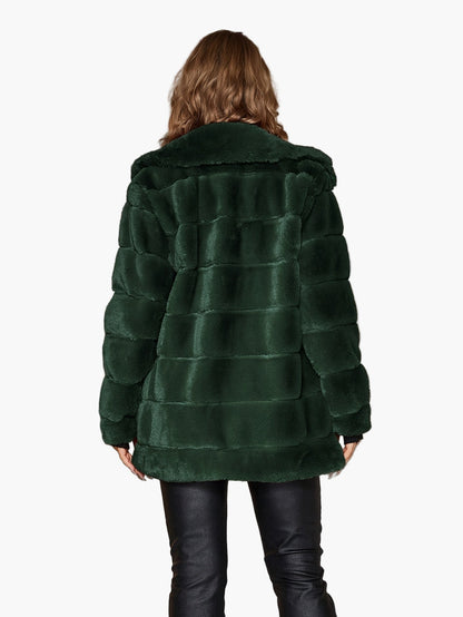 Damjacka i modern pälskänsla – trendig höst- och vinterkappa för urbana looks