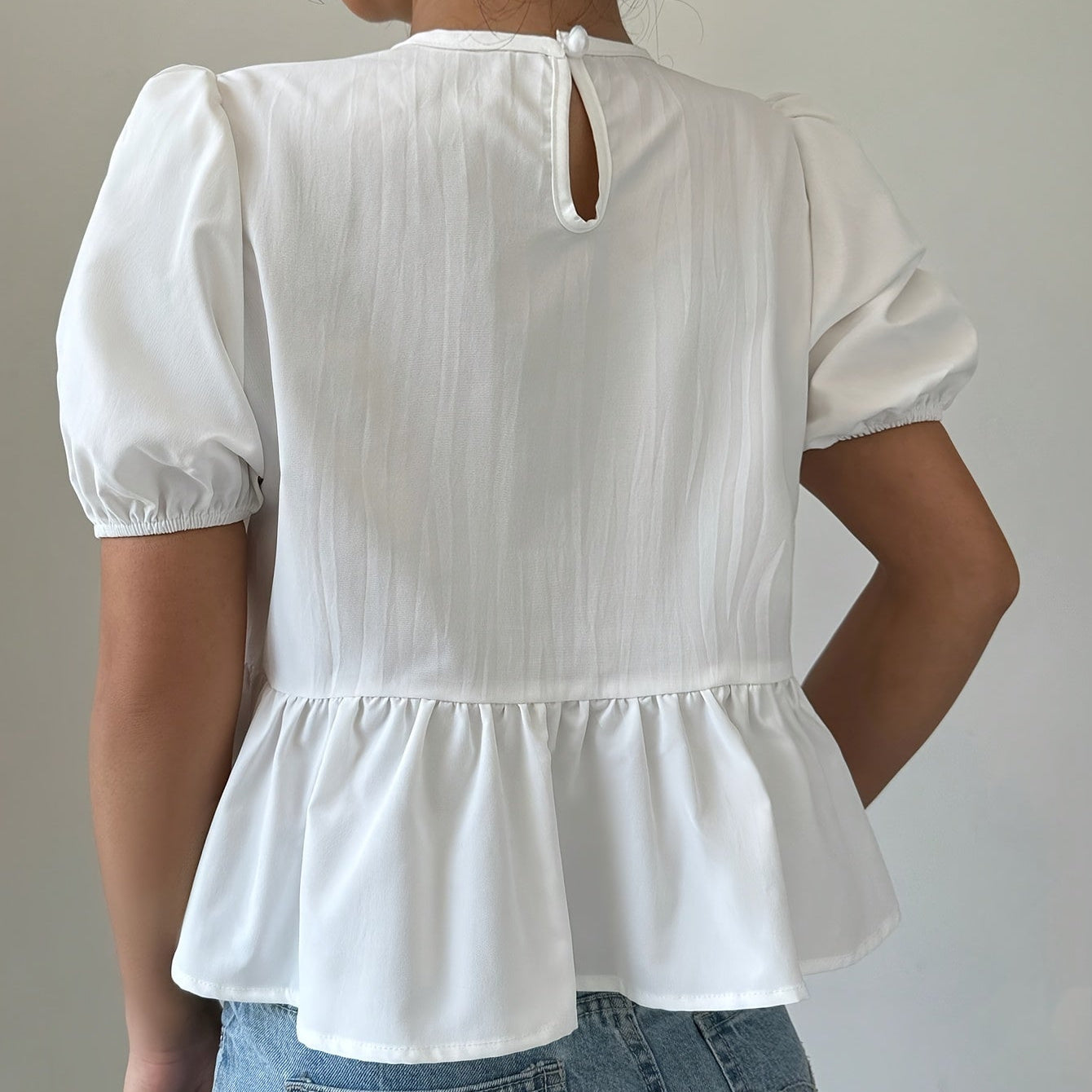 Dam Peplum Blus med Puffärmar och Rosett-detaljer – Romantisk och Modern Top för Vardag och Fritid