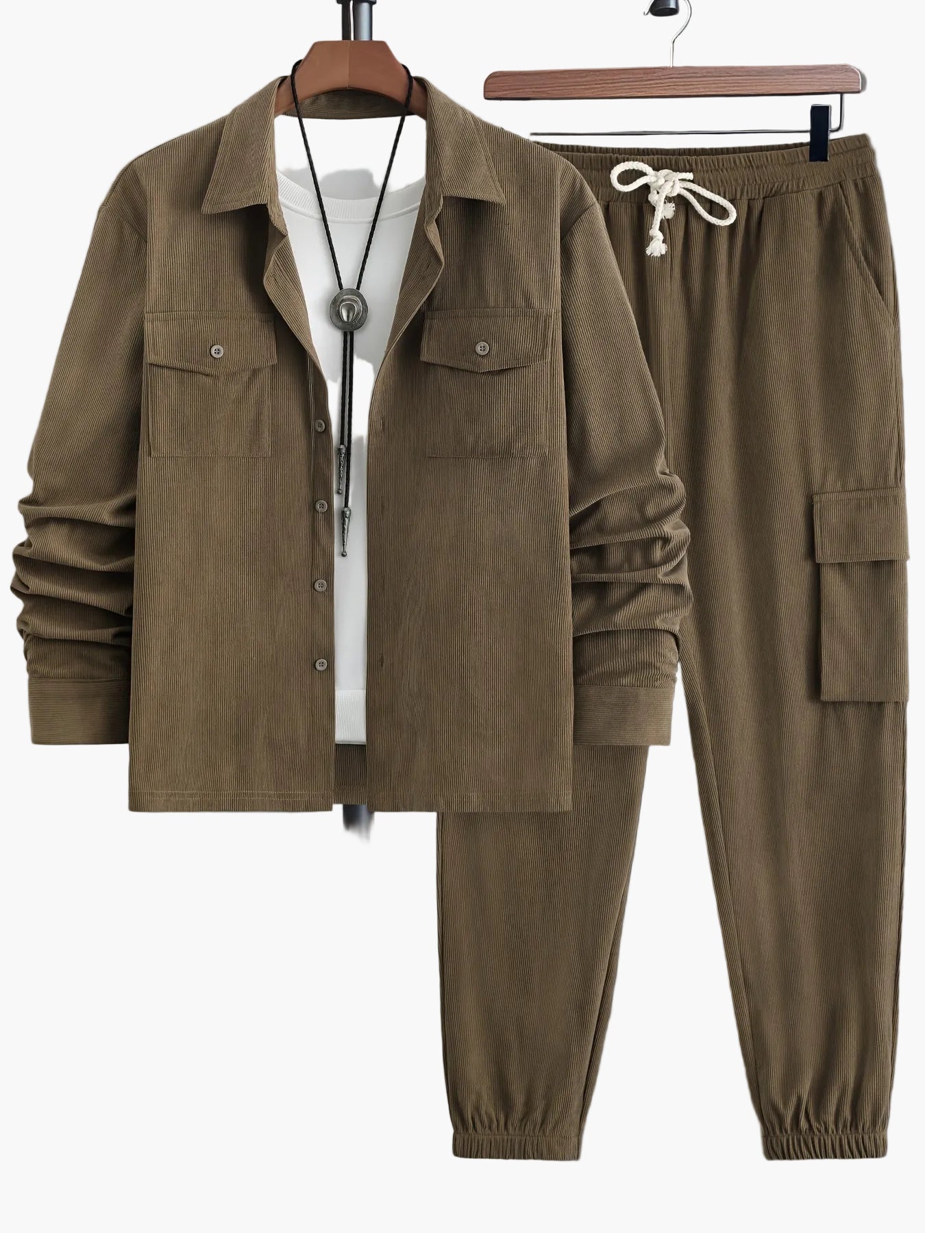 Herrarnas avslappnade set med cargobyxor och skjorta – modern streetwear för vardag och fritid