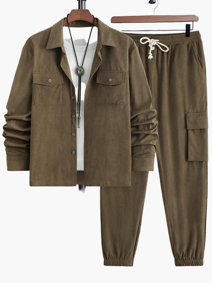 Herrarnas avslappnade set med cargobyxor och skjorta – modern streetwear för vardag och fritid