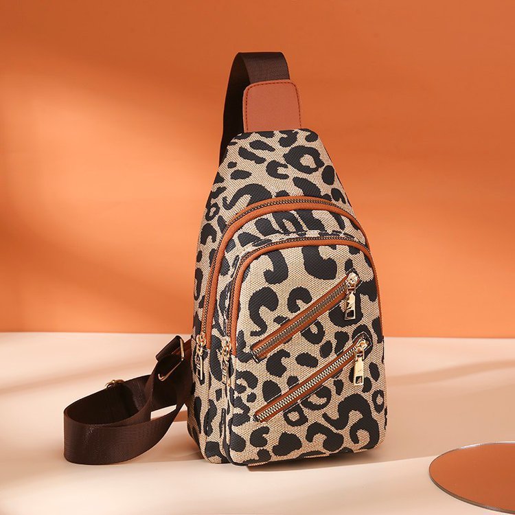 Patricia – Leopardmönstrad Sling Chest Bag med hörlursjacka