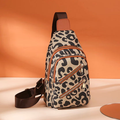 Patricia – Leopardmönstrad Sling Chest Bag med hörlursjacka