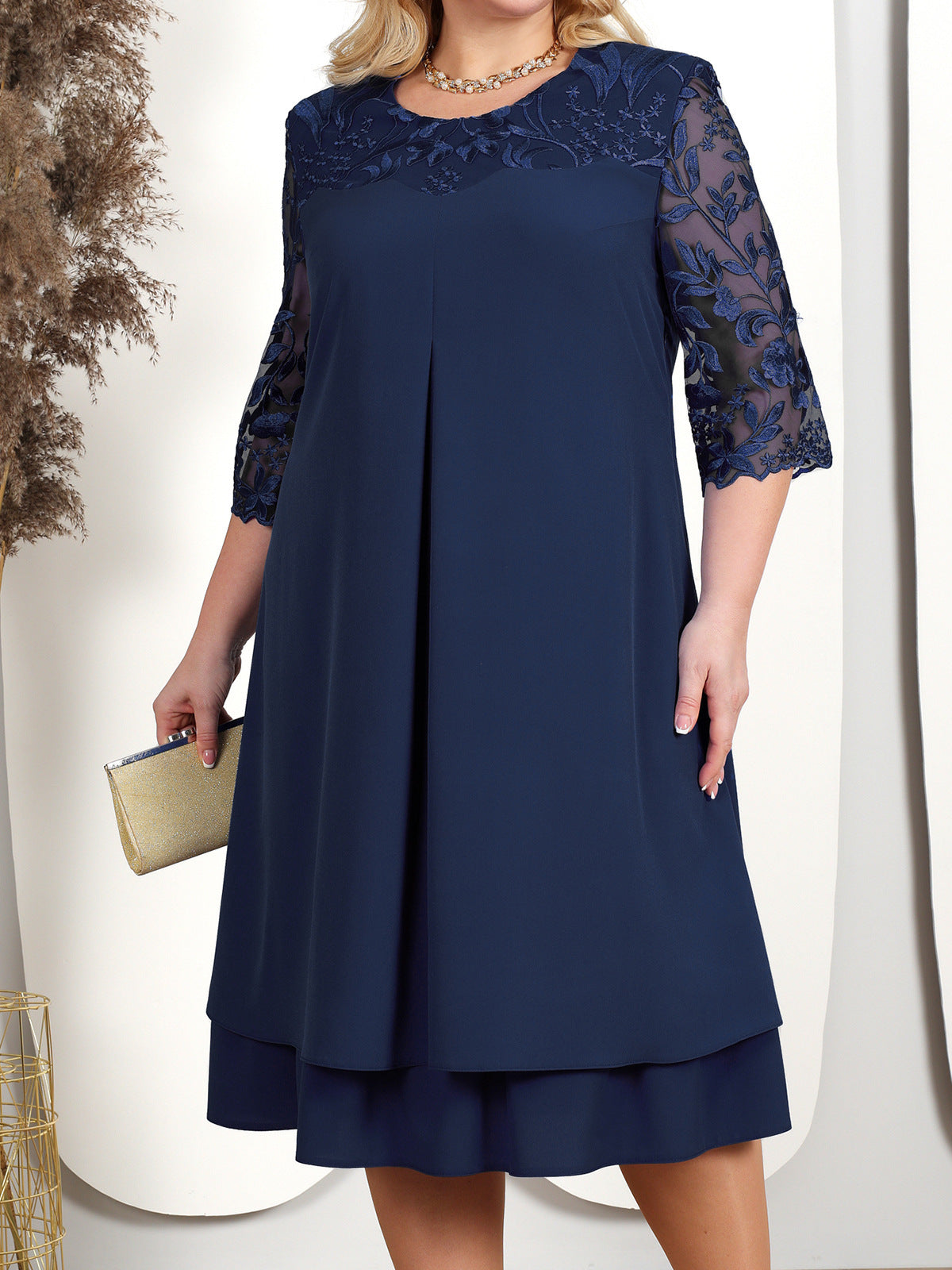 Miranda – Broderad Chiffon Patchwork Klänning med Rund Hals och Halvlång Ärmar