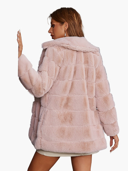 Damjacka i modern pälskänsla – trendig höst- och vinterkappa för urbana looks