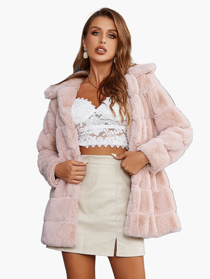 Damjacka i modern pälskänsla – trendig höst- och vinterkappa för urbana looks