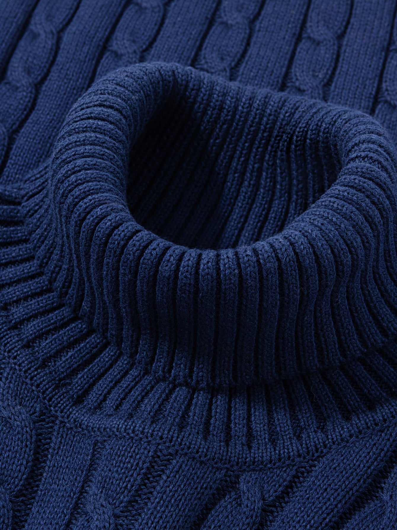 Herrarnas stickade polotröja med kabelmönster – elegant vardagsstil