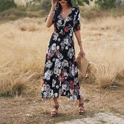 Leah – Blommig Sommardress med V-ringning och Elastisk Midja