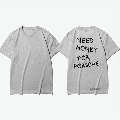 Herr T-shirt med tryck – Rolig streetwear med texten 'Need Money For Porsche', avslappnad stil, kort ärm