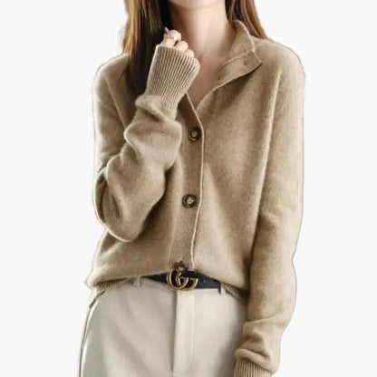 Damstickad cardigan med hög krage och knappar – elegant vardagsstil